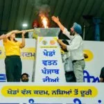 उद्घाटन समारोह में संगरूर से रवाना होकर विभिन्‍न स्‍थानों से होती हुई पहुंची खेल मशाल से 'खेडां वतन पंजाब दियां' की खेेल ज्‍योति प्रज्‍ज्‍वलित की गई। (फोटो सोर्स - डीपीआरओ)