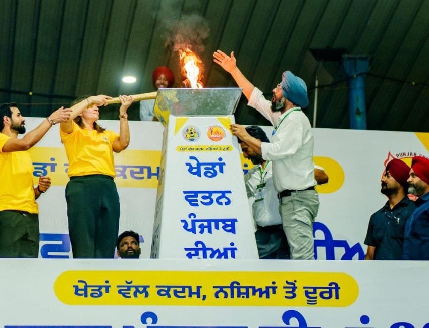 उद्घाटन समारोह में संगरूर से रवाना होकर विभिन्‍न स्‍थानों से होती हुई पहुंची खेल मशाल से 'खेडां वतन पंजाब दियां' की खेेल ज्‍योति प्रज्‍ज्‍वलित की गई। (फोटो सोर्स - डीपीआरओ)