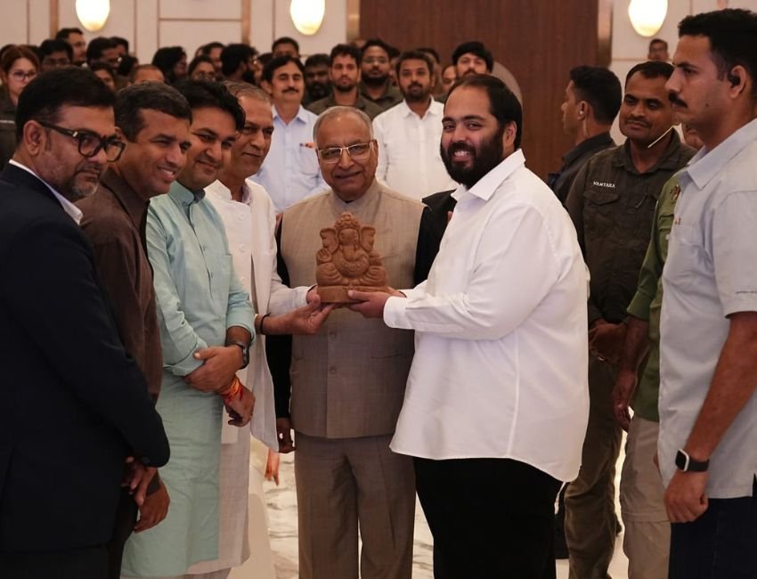 Champions Of Care: वनतारा ने विभिन्‍न संगठनाें के साथ मिलकर कम्‍युनिटी जानवरों के लिए एक अभियान शुरू किया है। इस मौके पर आयोजित कार्यक्रम में रिलायंस के एक्‍ज‍िक्‍युटिव डायरेक्‍टर अनंत अंबानी विभिन्‍न संगठनों के प्रतिनिध‍ियों के साथ। (फोटो सौजन्‍य रिलायंस मीडिया)