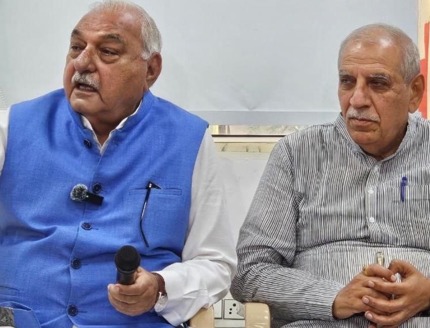 Bhupinder Singh Hooda: पूर्व सीएम और नेता प्रतिपक्ष भूपेंद्र सिंह हुड्डा ने चंडीगढ़ में अपने आवास पर पत्रकारों से बातचीत की। इस मौके पर विधायक व पूर्व मंत्री अशोक अरोड़ा भी मौजूद थे। (फोटो सौजन्‍य हरियाणा कांग्रेस)