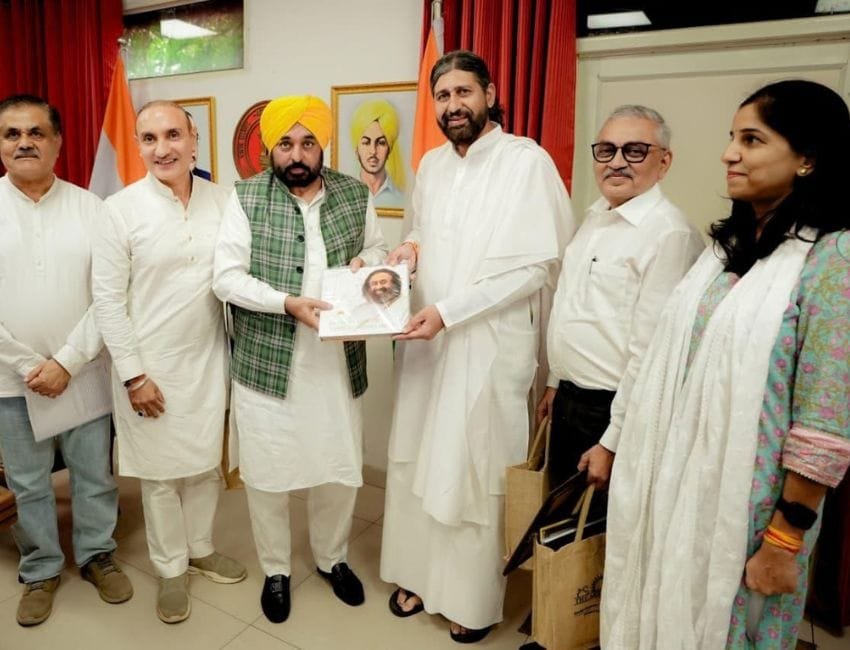 Drug Free Punjab: पंजाब के तीन जिलों में आर्ट ऑफ लिविंग के सहयोग से नशा पीड़ि‍तों के पूनर्वास के लिए पायलट प्रोजेक्‍ट शुरू होगा। आर्ट ऑफ लिविंग फाउंडेशन के प्रतिनिधियों के साथ सीएम भगवंत मान। (डीपीआरओ)