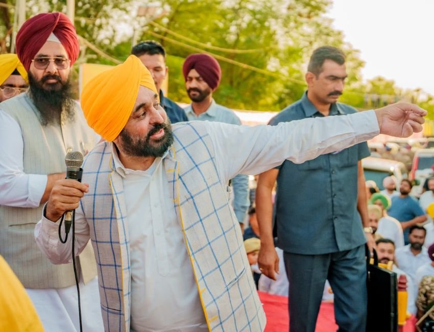 Punjab Lok Milani: पंजाब के मुख्यमंत्री भगवंत मान ने लुधियाना के जगराओं के गांव कमालपुरा में 'लोक मिलनी' कार्यक्रम को संबोधित किया। (फोटो सौजन्य डीपीआरओ)