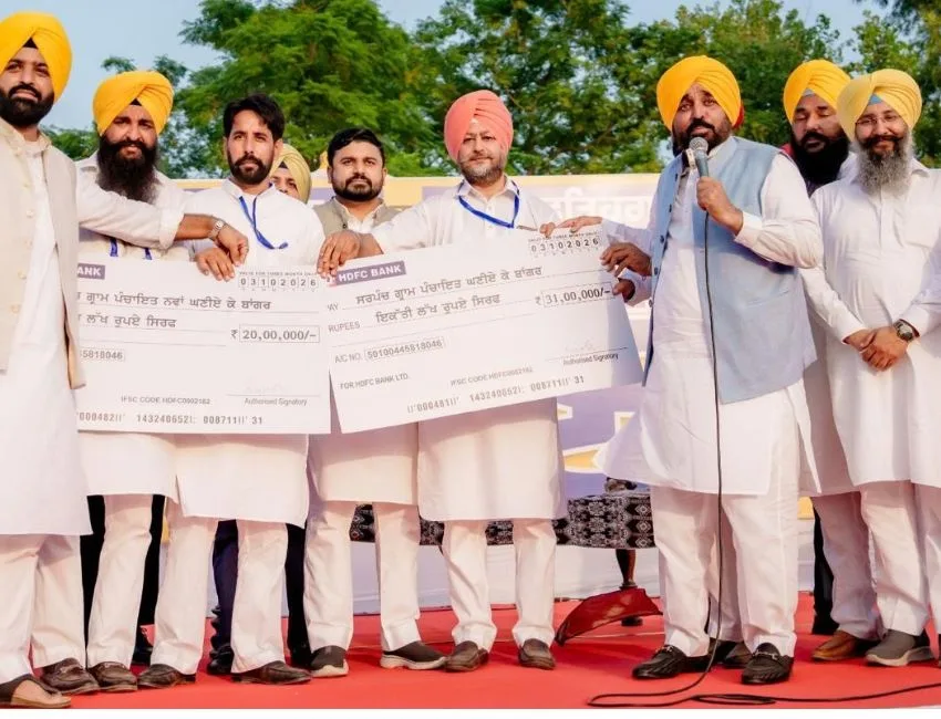 Punjab Politics: पंजाब के मुख्यमंत्री भगवंत मान ने फतेहगढ़ चूड़ियां के घणिए के बांगर में लोक मिलनी कार्यक्रम को संबोधित किया। (फोटो सौजन्य डीपीआरओ)