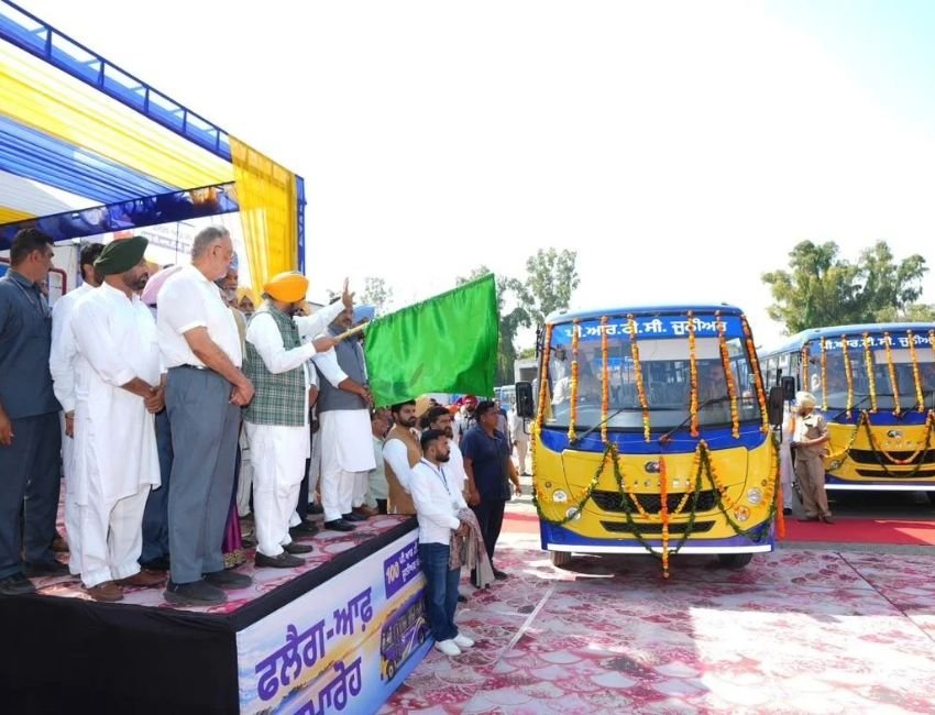 Punjab Mini Bus: मुख्‍यमंत्री भगवंत मान ने पंजाब के ग्रामीण रूटों पर चलनेवाली 100 मिनी बसों को रवाना किया। (फोटो डीपीआरओ)