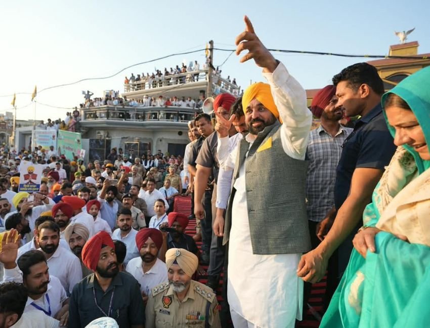 Punjab: पंजाब के मुख्‍यमंत्री भगवंत सिंह मान ने नकोदर क्षेत्र के सरींह गांव में लोक मिलनी कार्यक्रम को संबोधित किया। (फोटो सौजन्‍य पंजाब डीपीआर)