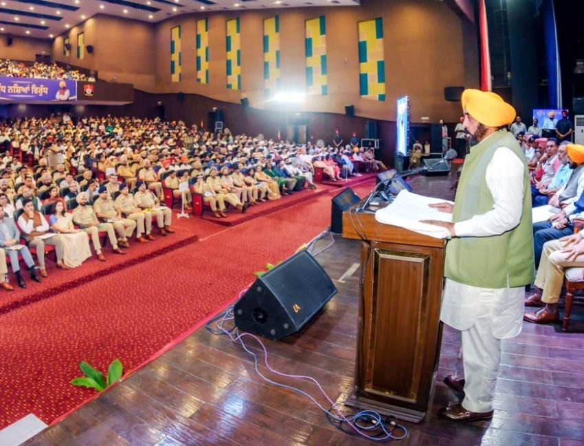Punjab Drug: पंजाब के मुख्यमंत्री भगवंत सिंह मान फिल्लौर में पुलिस की समीक्षा बैठक को संबोधित करते हुए। (फोटो सौजन्य डीपीआरओ)
