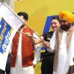 Punjab Bike rally Against Drug: मुख्‍यमंत्री भगवंत मान ने नशे के खिलाफ बाइक रैली को रवाना किया। इस मौके पर फिल्‍म अभिनेत्री नीरू बाजवा भी मौजूद थीं। (फोटो सौजन्‍य डीपीआरओ)