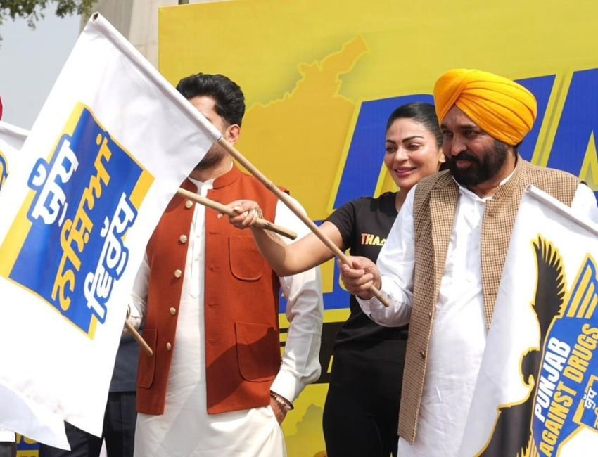 Punjab Bike rally Against Drug: मुख्‍यमंत्री भगवंत मान ने नशे के खिलाफ बाइक रैली को रवाना किया। इस मौके पर फिल्‍म अभिनेत्री नीरू बाजवा भी मौजूद थीं। (फोटो सौजन्‍य डीपीआरओ)
