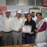 Blood Donation: पानीपत में सेवा संकल्‍प अभियान के तहत रक्‍तदान शिविर का आयोजन किया गया। इसमें स्‍माइल फाउंडेशन की टीम को सम्‍मानित करते हरपाल ढांडा। (फोटो सौजन्‍य फाउंडेशन)