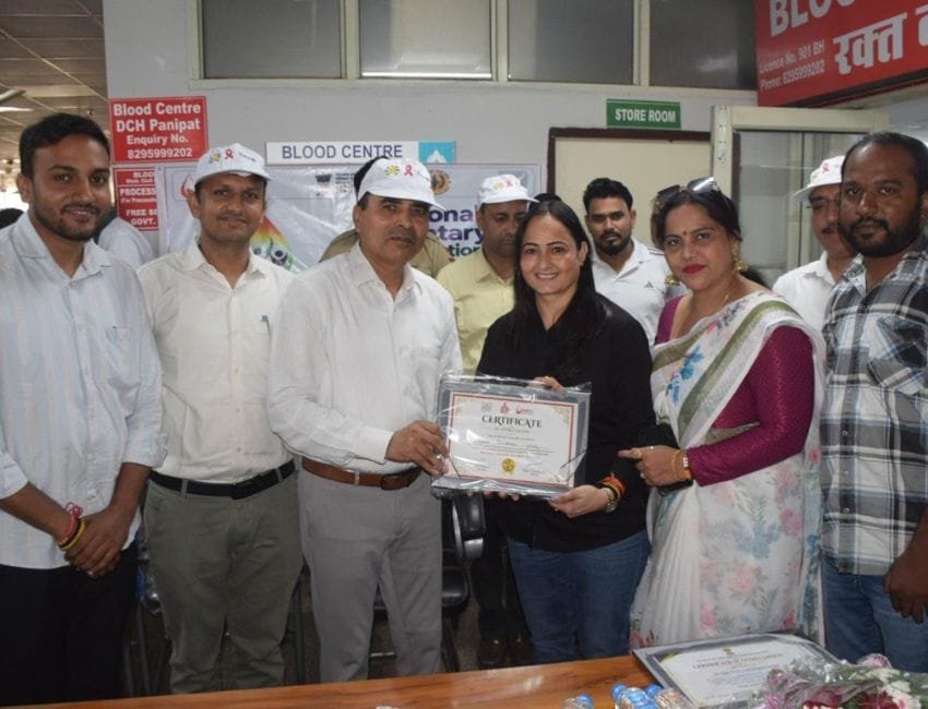Blood Donation: पानीपत में सेवा संकल्प अभियान के तहत रक्तदान शिविर का आयोजन किया गया। इसमें स्माइल फाउंडेशन की टीम को सम्मानित करते हरपाल ढांडा। (फोटो सौजन्य फाउंडेशन)