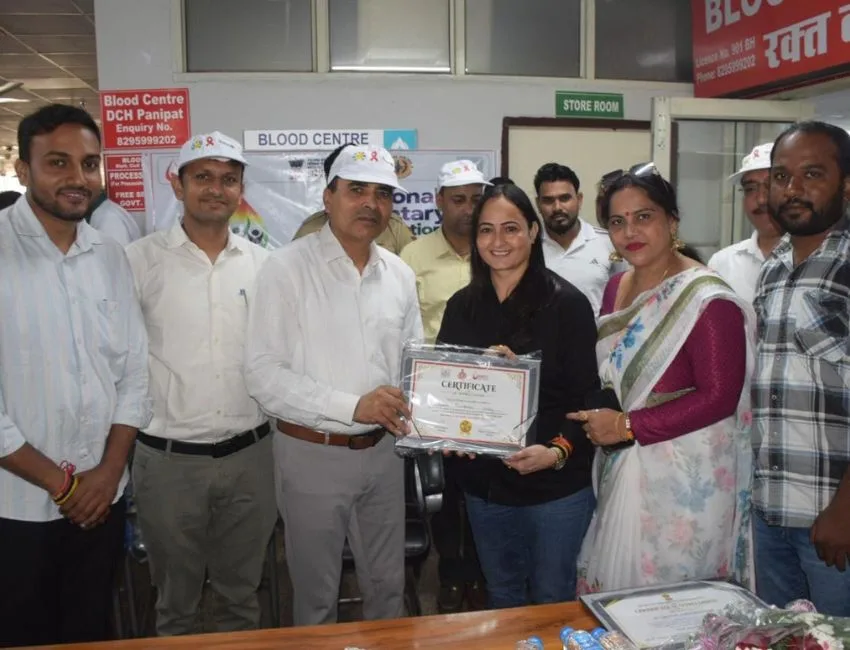 Blood Donation: पानीपत में सेवा संकल्प अभियान के तहत रक्तदान शिविर का आयोजन किया गया। इसमें स्माइल फाउंडेशन की टीम को सम्मानित करते हरपाल ढांडा। (फोटो सौजन्य फाउंडेशन)