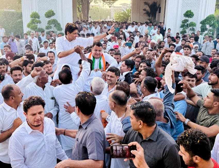 Haryana Congress: हरियाणा कांग्रेस ने पानीपत ग्रामीण ब्लॉक कांग्रेस कार्यकर्ता सम्मेलन का आयोजन किया। इसको सांसद दीपेंद्र हुड्डा और अन्य कांग्रेस नेताओं ने संबोधित किया। दीपेंद्र हुड्डा का स्वागत करते कांग्रेस कार्यकर्ता। (फोटो सौजन्य पानीपत कांग्रेस)