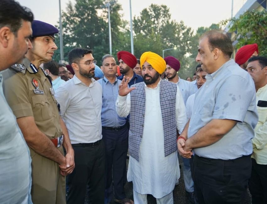 Punjab Hockey: पंजाब के सीएम भगवंत मान ने जालंधर के बर्लटन पार्क स्टेडियम में एशियाई हॉकी चैंपियंस ट्रॉफी की तैयारियों का जायजा लिया। (फोटाे सौजन्य डीपीआरओ)