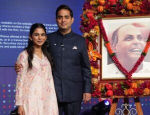 JIO IPO: जियो आइपीओ की लिस्टिंग में विशेषज्ञाें ने 15 से 20 प्रतिशत की बढ़त की उम्‍मीद जताई है। मुंबई में गुरुवार को प्रेस कान्‍फ्रेंस के दौरान जियो का रोडमैप भी पेश किया गया था।इस दौरान आकाश अंबानी और ईशा अंबानी। ( फोटो सौजन्‍य जियो)