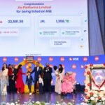 JIO Number 2: शेयर मार्केट में लिस्‍ट होने के साथ ही जियो ने देश की सबसे मूल्‍यवान कंपनियों की सूची में दूसरे स्‍थान पर आ गई। जियो की लिस्टिंग के दौरान मुकेश अंबानी व अंबानी परिवार के अन्‍य सदस्‍य। (फोटो सौजन्‍य जियो)