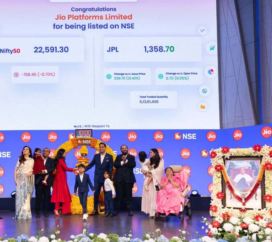 JIO Number 2: शेयर मार्केट में लिस्‍ट होने के साथ ही जियो ने देश की सबसे मूल्‍यवान कंपनियों की सूची में दूसरे स्‍थान पर आ गई। जियो की लिस्टिंग के दौरान मुकेश अंबानी व अंबानी परिवार के अन्‍य सदस्‍य। (फोटो सौजन्‍य जियो)