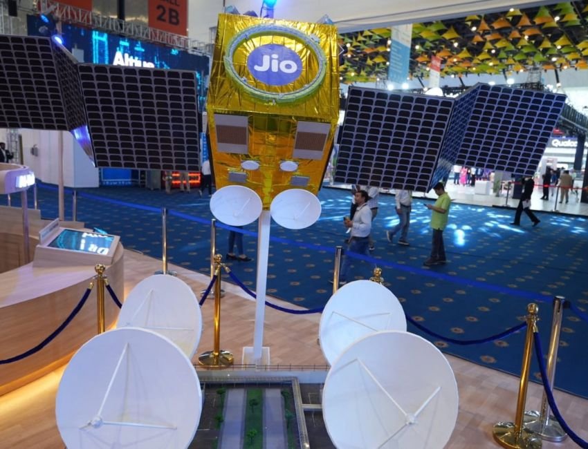 JIO Satellite Vision: जियो की नजरें अब अंतरिक्ष पर है। उसने दिल्ली में चल रहे इंडिया मोबाइल कांग्रेस में अपना सैटेलाइट विजप पेश किया।