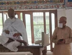 Panipat Jain Sthanak: पानीपत के जैन स्‍थानक में चातुर्मास प्रवचन के दौरान डॉ. राजेश मुनि जी महाराज और उनके बारे में उद्गार व्‍यक्‍त करते जैन सभा के संरक्षक डॉ. एपी जैन। (फोटो सौजन्‍य जैन सभा)