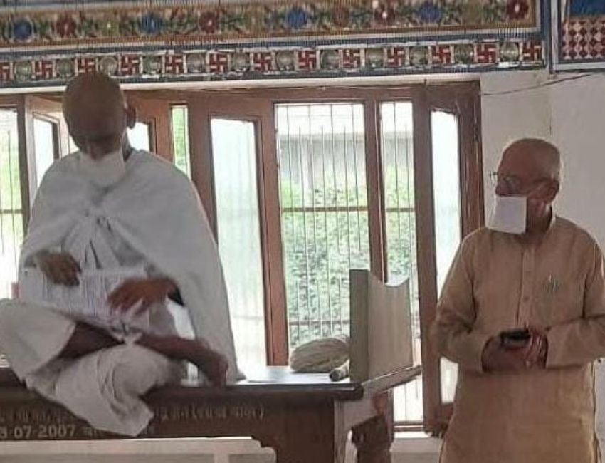 Panipat Jain Sthanak: पानीपत के जैन स्थानक में चातुर्मास प्रवचन के दौरान डॉ. राजेश मुनि जी महाराज और उनके बारे में उद्गार व्यक्त करते जैन सभा के संरक्षक डॉ. एपी जैन। (फोटो सौजन्य जैन सभा)