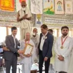 Panipat Jain Sthanak: पानीपत जैनस्‍थानक में डॉ. राजेश मुनि के 2500वें अभिग्रह के उपलक्ष में समारोह का आयोजन किया गया। इस अवसर पर एक दिन में नशामुक्ति के संकल्‍पपत्र रिकार्ड संख्‍या में भरवाए गए। इसके लिए गेाल्‍डन बुक ऑफ वर्ल्‍ड रिकार्ड्स की ओर से सर्टिफिकेट प्रदान किया गया। (फोटो सौजन्‍य जैन सभा)