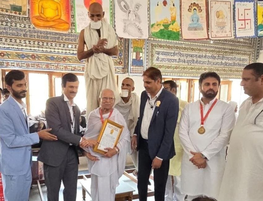 Panipat Jain Sthanak: पानीपत जैनस्थानक में डॉ. राजेश मुनि के 2500वें अभिग्रह के उपलक्ष में समारोह का आयोजन किया गया। इस अवसर पर एक दिन में नशामुक्ति के संकल्पपत्र रिकार्ड संख्या में भरवाए गए। इसके लिए गेाल्डन बुक ऑफ वर्ल्ड रिकार्ड्स की ओर से सर्टिफिकेट प्रदान किया गया। (फोटो सौजन्य जैन सभा)