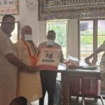 Panipat Jain Sthanak: मुख्य संयोजक विजय जैन को सम्मानित करते हुए मनीष जैन और जगदीश चंद्र जैन। ऊपर मंच पर विराजमान अभिग्रहधारी डॉ. राजेश मुनि जी। (फोटो सौजन्‍य जैन सभा)