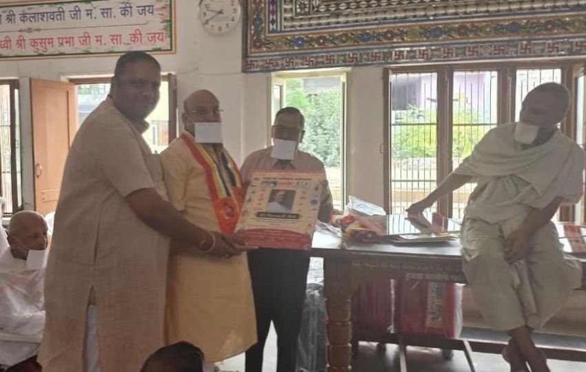 Panipat Jain Sthanak: मुख्य संयोजक विजय जैन को सम्मानित करते हुए मनीष जैन और जगदीश चंद्र जैन। ऊपर मंच पर विराजमान अभिग्रहधारी डॉ. राजेश मुनि जी। (फोटो सौजन्य जैन सभा)