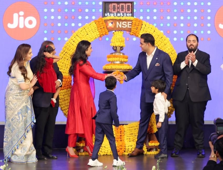 Reliance Group On Top: जियो की शेयर मार्केट में लिस्टिंग के मौके पर बेल-‍रिंगिंग सेरेमनी में नीता अंबानी और मुकेश अंबानी सहित अंबानी परिवार। (फोटो सौजन्‍य जियो)