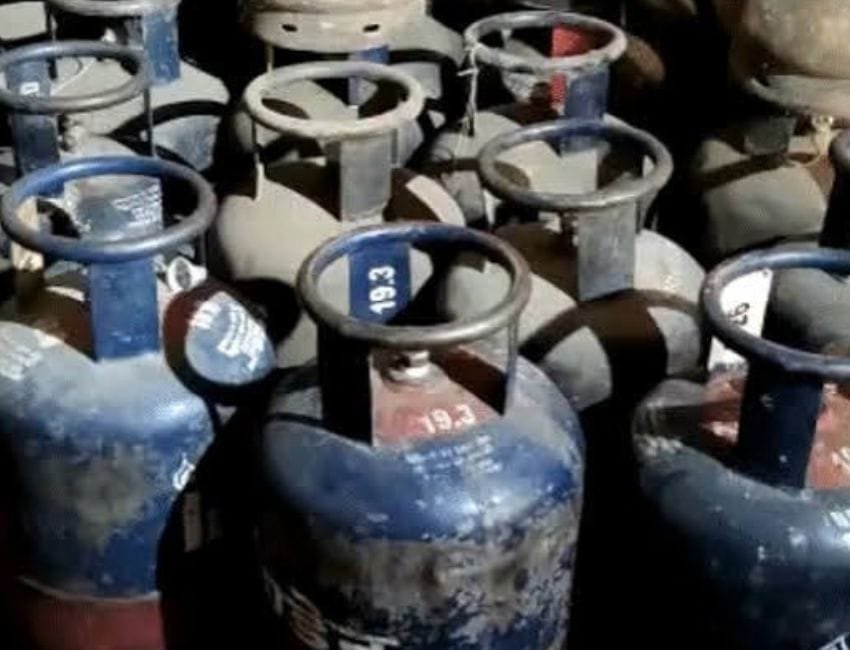 LPG Price Hike: कमर्शियल गैस सिलेंडर की दरों में वृद्धि कर दी गई है। (सौजन्य सोशल मीडिया)