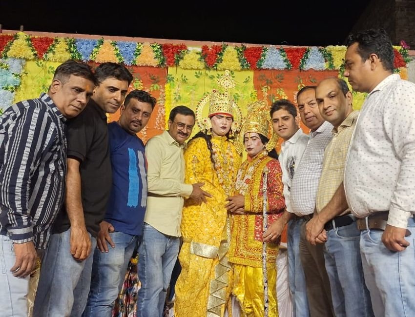 Panipat Ramlila: पानीपत में ऐतिहासिक डॉ. भगवान दास वाली श्री बाल सायंकाल रामलीला समिति द्वारा आयोजित रामलीला का श्रीराम राज्‍याभिषेक के साथ समापन हो गया। (फोटो रामलीला समिति)