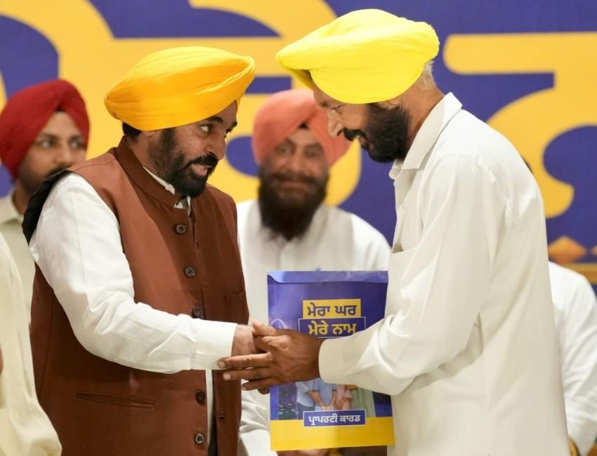 Punjab Lal Dora Land: पंजाब के सीएम भगवंत मान ने धूरी में आयोजित कार्यक्रम में लाल डोरा के अंदर के जमीन पर बने मकानों का मालिकाना हक सर्टिफिकेट लोगों को दिया। (फोटो सौजन्‍य डीपीआर)