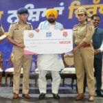 Punjab Police: पंजाब सीएम भगवंत मान ने फिल्‍लौर में आयोजित समाराेह में उत्‍कृष्‍ट कार्य करने वाले पुलिसकर्मियों को सम्‍मानित किया। (फोटो सौजन्‍य डीपीआरओ)