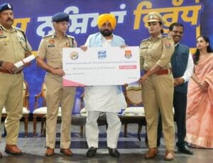 Punjab Police: पंजाब सीएम भगवंत मान ने फिल्‍लौर में आयोजित समाराेह में उत्‍कृष्‍ट कार्य करने वाले पुलिसकर्मियों को सम्‍मानित किया। (फोटो सौजन्‍य डीपीआरओ)
