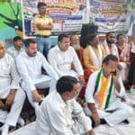 Panipat Purvanchal Samaj: समस्‍त पूवांचल समाज का पानीपत रेलवे स्‍टेशन के धरने में कांग्रेस नेता सचिन कुंडु सहित कई दलों के नेता पहुंचे। (फोटो सौजन्‍य समस्‍त पूर्वांचल समाज)