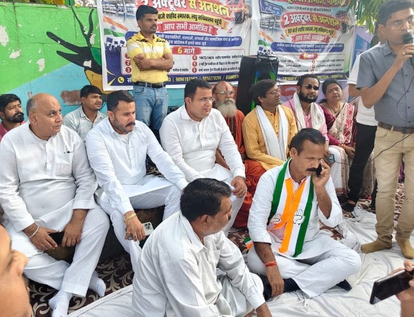 Panipat Purvanchal Samaj: समस्त पूवांचल समाज का पानीपत रेलवे स्टेशन के धरने में कांग्रेस नेता सचिन कुंडु सहित कई दलों के नेता पहुंचे। (फोटो सौजन्य समस्त पूर्वांचल समाज)