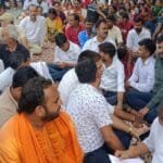 Panipat Purvanchal Samaj Protest: पानीपत में पूर्वाचल समाज के लोगों ने प्रदर्शन किया और धरना दिया। पानीपत रेलवे स्‍टेशन पर धरना देते लोग। (फोटो सौजन्‍य पूर्वांचल समाज)