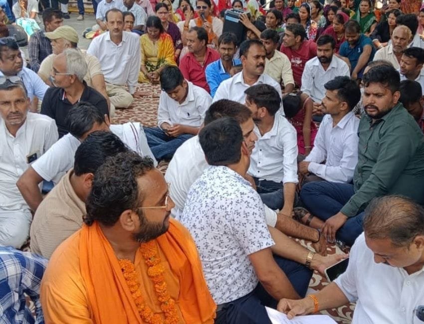 Panipat Purvanchal Samaj Protest: पानीपत में पूर्वाचल समाज के लोगों ने प्रदर्शन किया और धरना दिया। पानीपत रेलवे स्टेशन पर धरना देते लोग। (फोटो सौजन्य पूर्वांचल समाज)