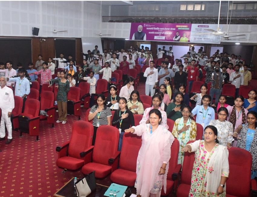 Seva Sankalp: पानीपत के एसडी पीजी कॉलेज में आइओसीएल के तत्वावधान में आयोजित कार्यक्रम में युवाअें और शिक्षकों ने सत्यनिष्ठा व ईमानदारी की शपथ। (फोटो सौजन्य एसडी पीजी कॉलेज)