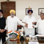 Punjab Politics: शिरोमणि अकाली दल के प्रधान सुखबीर सिंह बादल के नेतृत्‍व में पार्टी के प्रतिनधि‍मंडल ने पंजाब के राज्‍यपाल गुलाबचंद कटारिया को ज्ञापान दिया। (फोटो सोर्स सुखबीर बादल का सोशल मीडिया एक्‍स पेज)