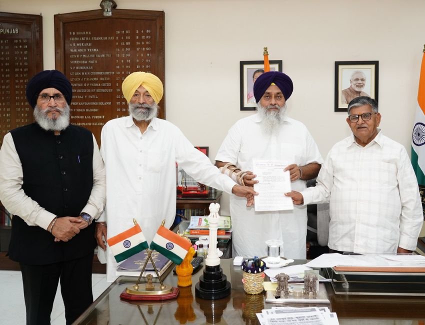 Punjab Politics: शिरोमणि अकाली दल के प्रधान सुखबीर सिंह बादल के नेतृत्व में पार्टी के प्रतिनधिमंडल ने पंजाब के राज्यपाल गुलाबचंद कटारिया को ज्ञापान दिया। (फोटो सोर्स सुखबीर बादल का सोशल मीडिया एक्स पेज)