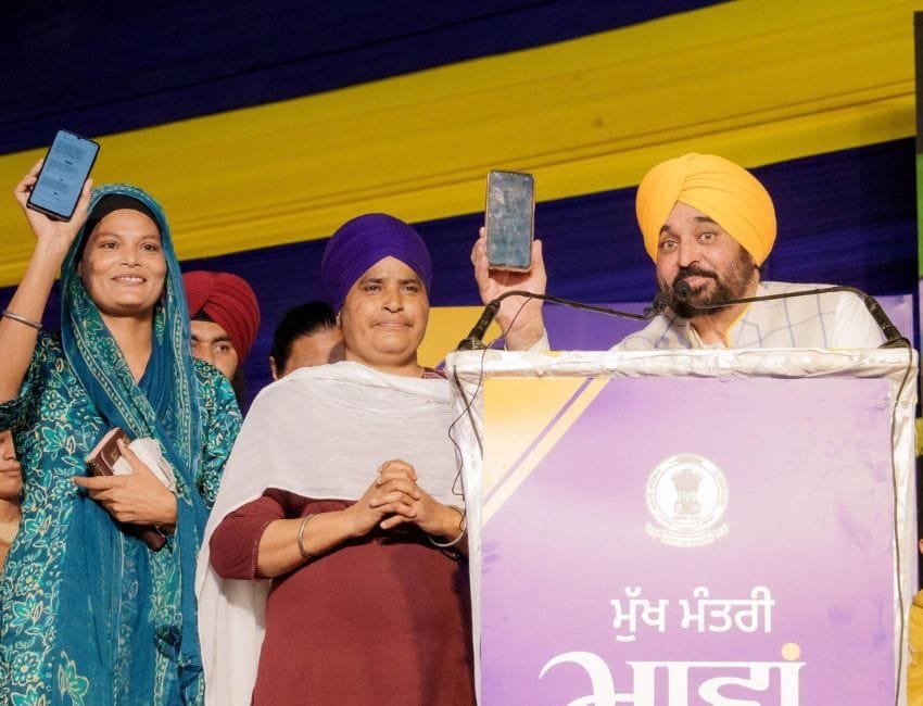 Punjab Women: पंजाब के मुख्‍यमंत्री भगवंत मान ने मावां धीयां सतिकार योजना के तहत महिलाओं के खातों में राशि ट्रांसफर की। (फोटो सौजन्‍य डीपीआरओ)