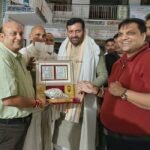 CM At Jain Sthanak: हरियाणा के मुख्यमंत्रभ् नायब सिंह सैनी सोमवार-मंगलवार की देर रात पानीपत के जैन स्थानक में जैन संत डॉ. राजेश मुनि जी महाराज का आशीर्वाद लेने पहुंचे। इस मौके पर स्मृति चिह्न देकर सीएम को सम्मानित किया गया। (फोटो सौजन्य जैन सभा)