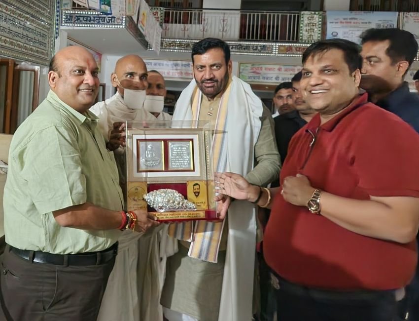CM At Jain Sthanak: हरियाणा के मुख्यमंत्रभ् नायब सिंह सैनी सोमवार-मंगलवार की देर रात पानीपत के जैन स्थानक में जैन संत डॉ. राजेश मुनि जी महाराज का आशीर्वाद लेने पहुंचे। इस मौके पर स्मृति चिह्न देकर सीएम को सम्मानित किया गया। (फोटो सौजन्य जैन सभा)